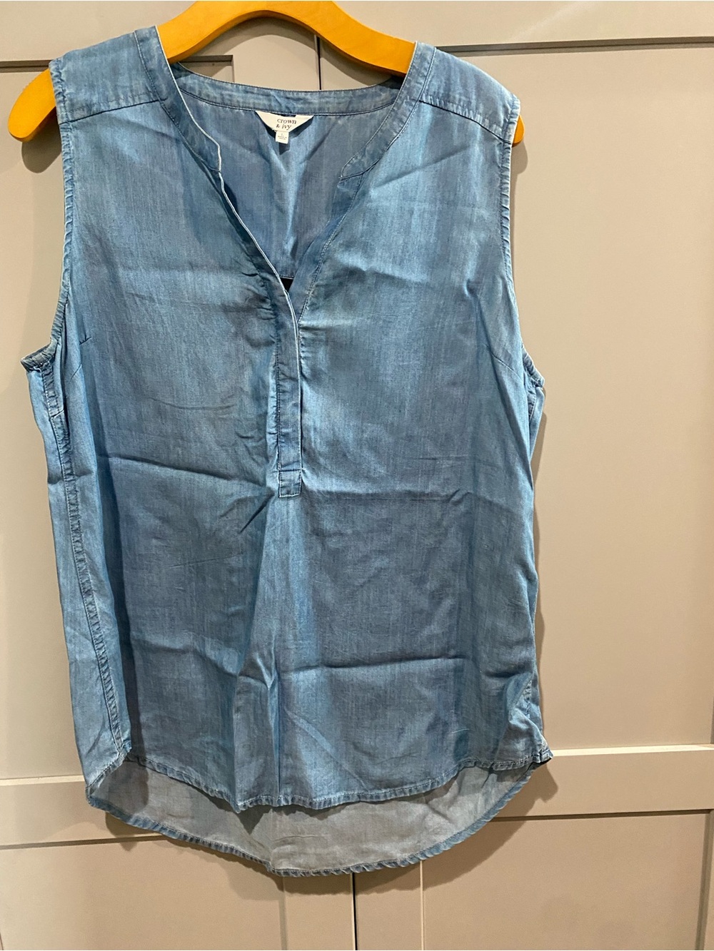crown & ivy light blue sleeveless chambray tunic